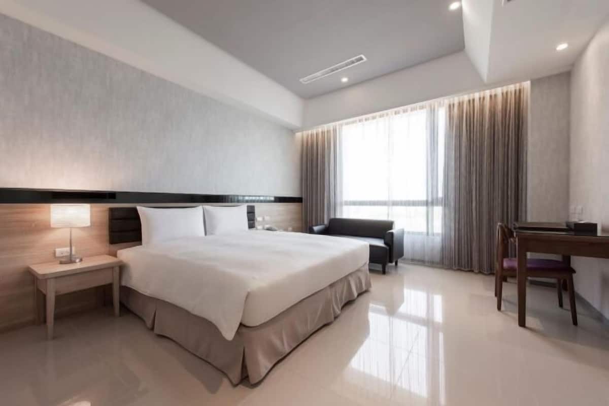 Down comforters, in-room safe, desk, soundproofing