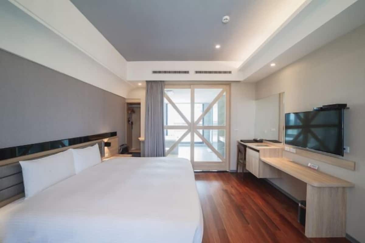 Down comforters, in-room safe, desk, soundproofing