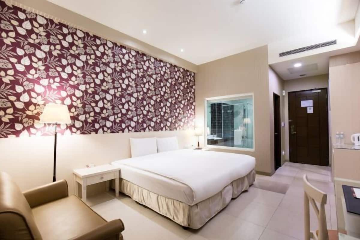 Down comforters, in-room safe, desk, soundproofing