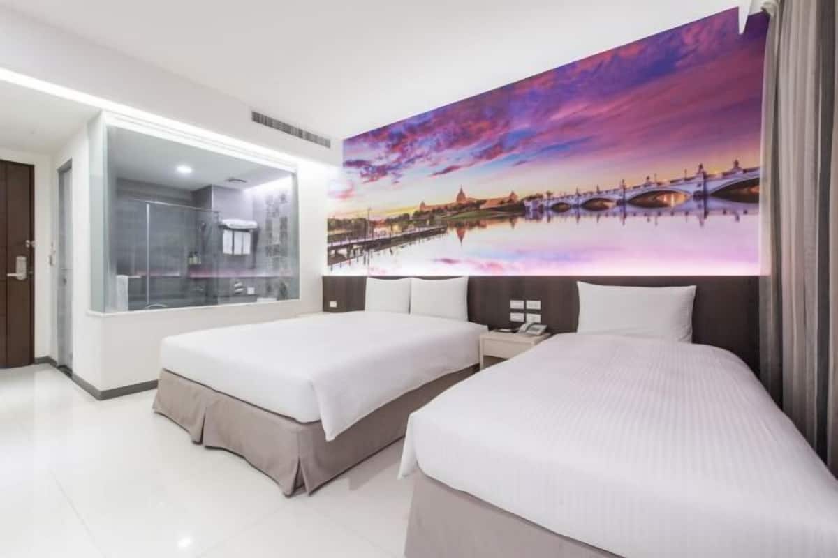 Down comforters, in-room safe, desk, soundproofing