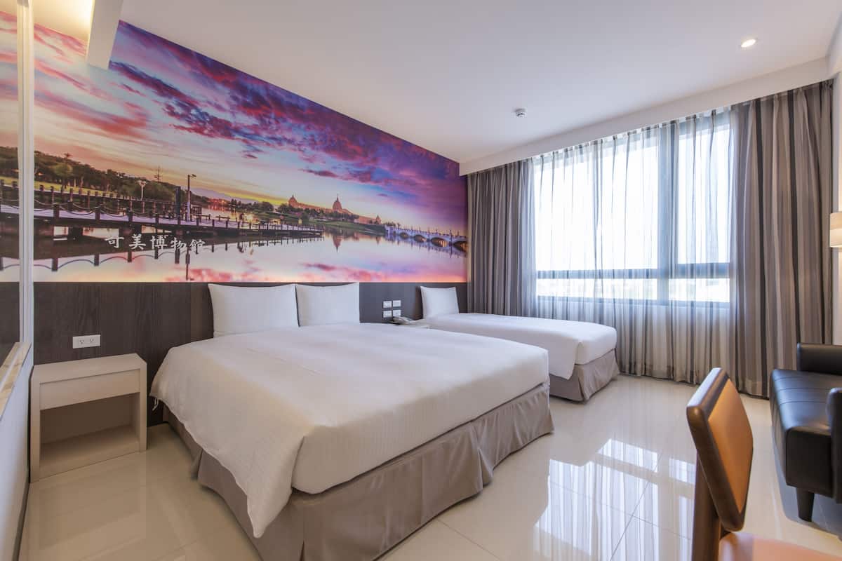 Kamar Triple Elit | Selimut bulu angsa, brankas, meja kerja, dan kedap suara