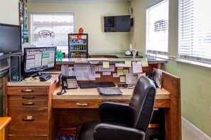 Lobby - Green Gables Motel & Suites (Burney)