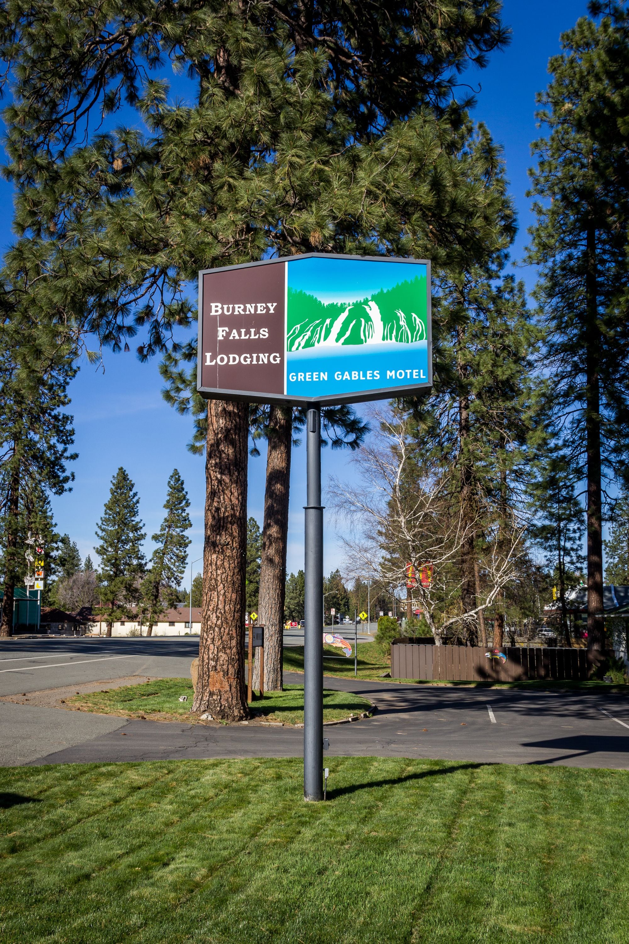 Naamplaatje voor Burney Falls Lodging en Green Gables Motel.