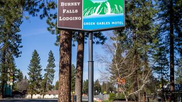 Naamplaatje voor Burney Falls Lodging en Green Gables Motel.