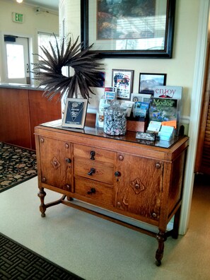 Lobby - Green Gables Motel & Suites (Burney)