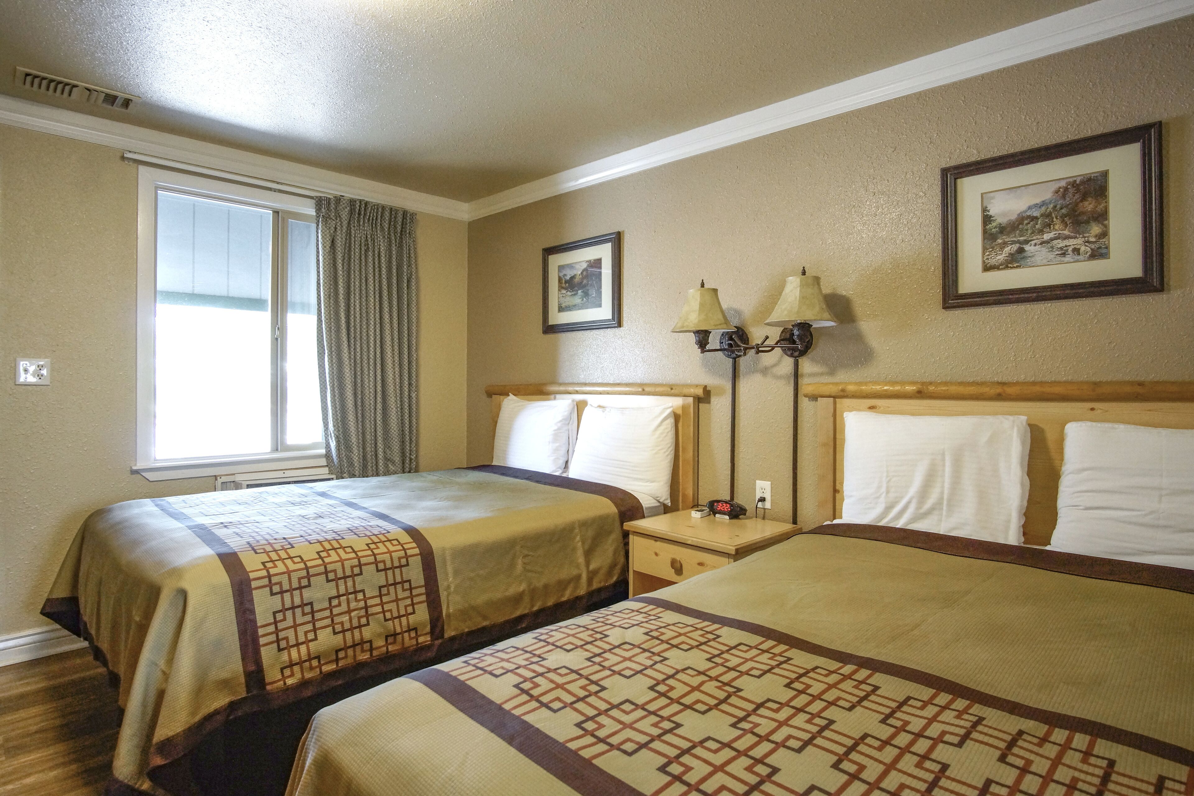 客房, 2 张双人床 | 高档床上用品、办公桌、熨斗/熨衣板、免费 WiFi