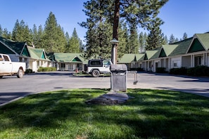 Un motel con varias habitaciones, una zona de estacionamiento y un camión.