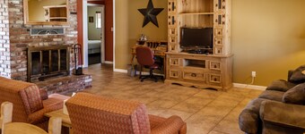 Charm Motel & Suites