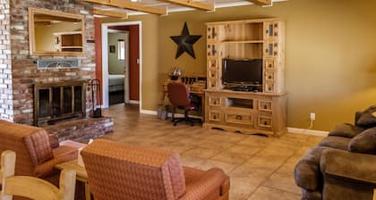 Charm Motel & Suites