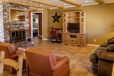 Charm Motel & Suites