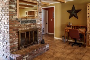 2 Bedroom Suite with Jetted Tub