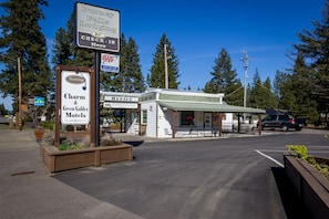 Free self-parking - Charm Motel & Suites (Burney)