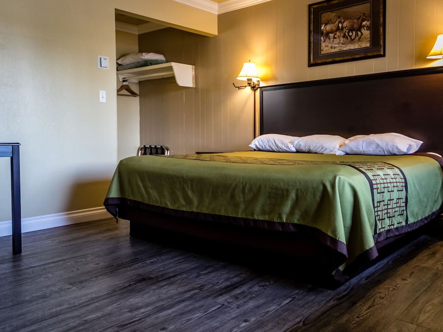 Ropa de cama de alta calidad y escritorio