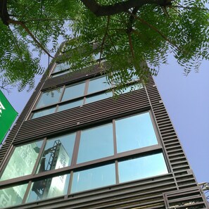 Decoración personalizada, escritorio y cortinas blackout 