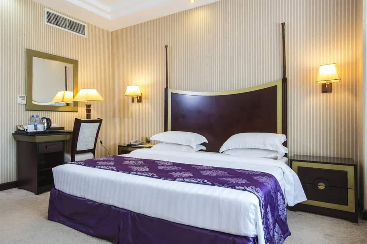 Deluxe King Room | 1 slaapkamer, een minibar, een kluis op de kamer, een bureau