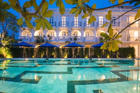 Outdoor pool, pool umbrellas, sun loungers