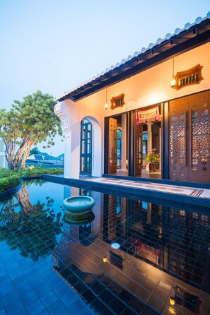 Outdoor pool, pool umbrellas, sun loungers - Little Nyonya Hotel (Wichit)