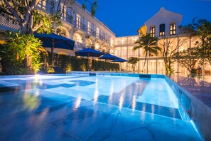 Piscine extérieure, parasols de plage, chaises longues