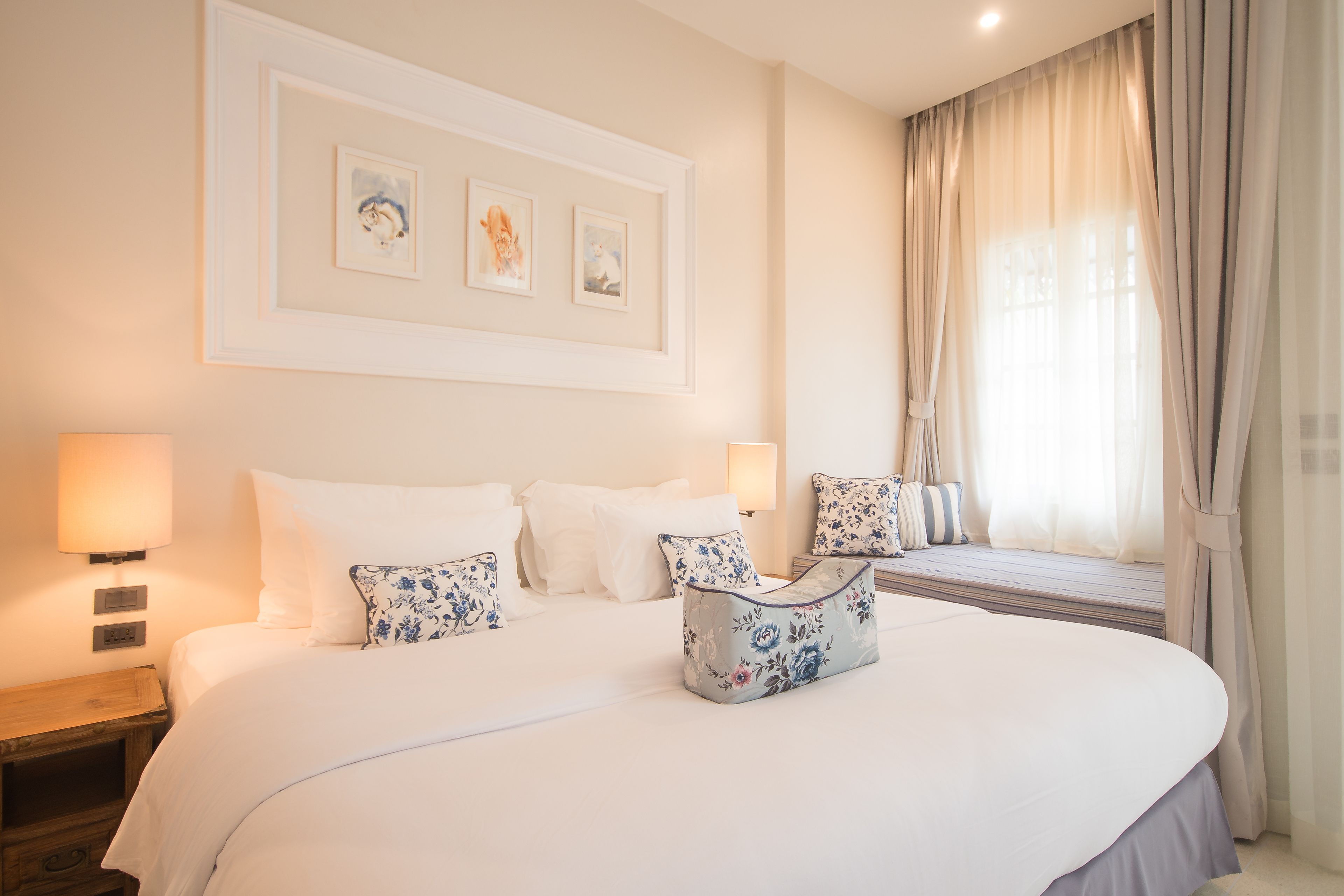 Een kluis op de kamer, een bureau, verduisterende gordijnen