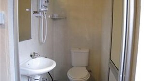 Shower, free toiletries, hair dryer (on request), towels - New Asia Heritage Hotel (George Town)