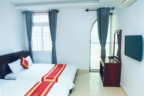 Deluxe Quadruple Room | Desk, free WiFi, bed sheets - Minh Dang Hotel (Ho Chi Minh City)