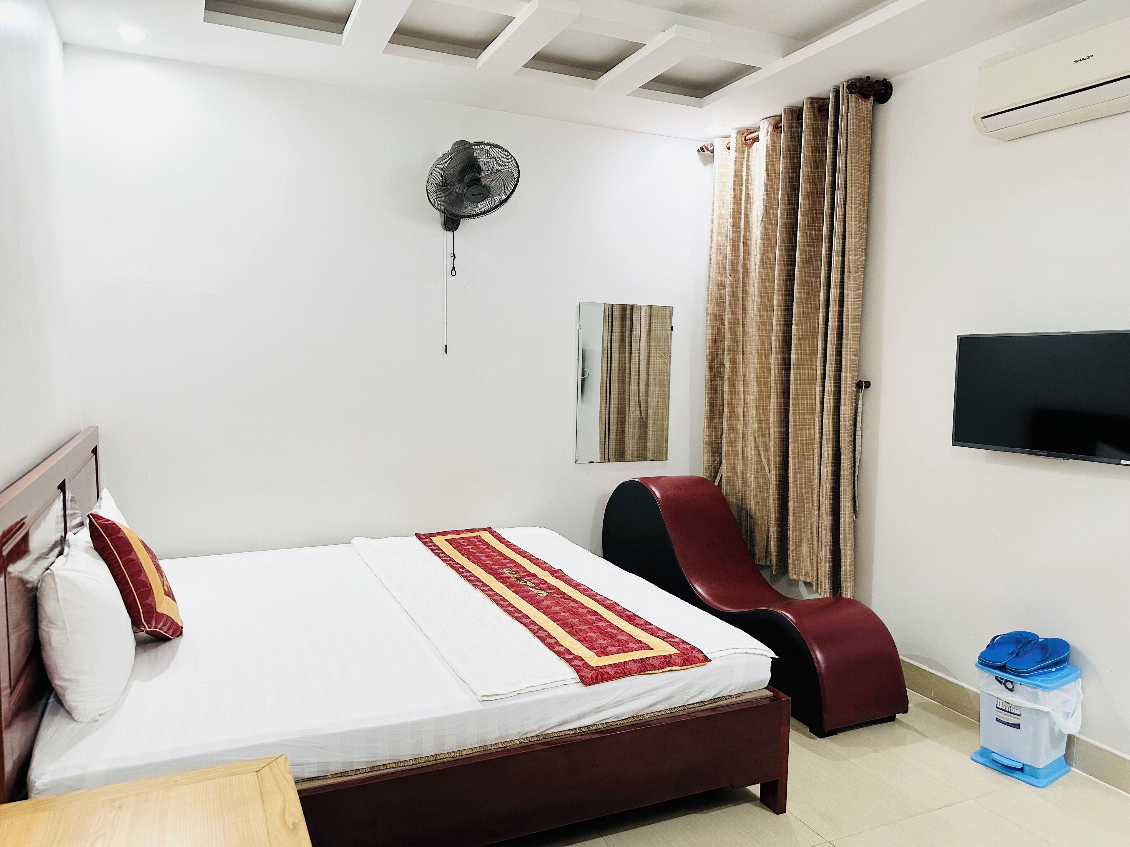 Desk, free WiFi, bed sheets