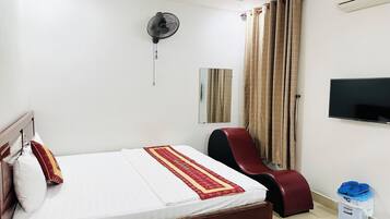 Desk, free WiFi, bed sheets