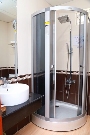 Deluxe-Doppelzimmer | Badezimmer | Dusche, kostenlose Toilettenartikel, Hausschuhe, Handtücher