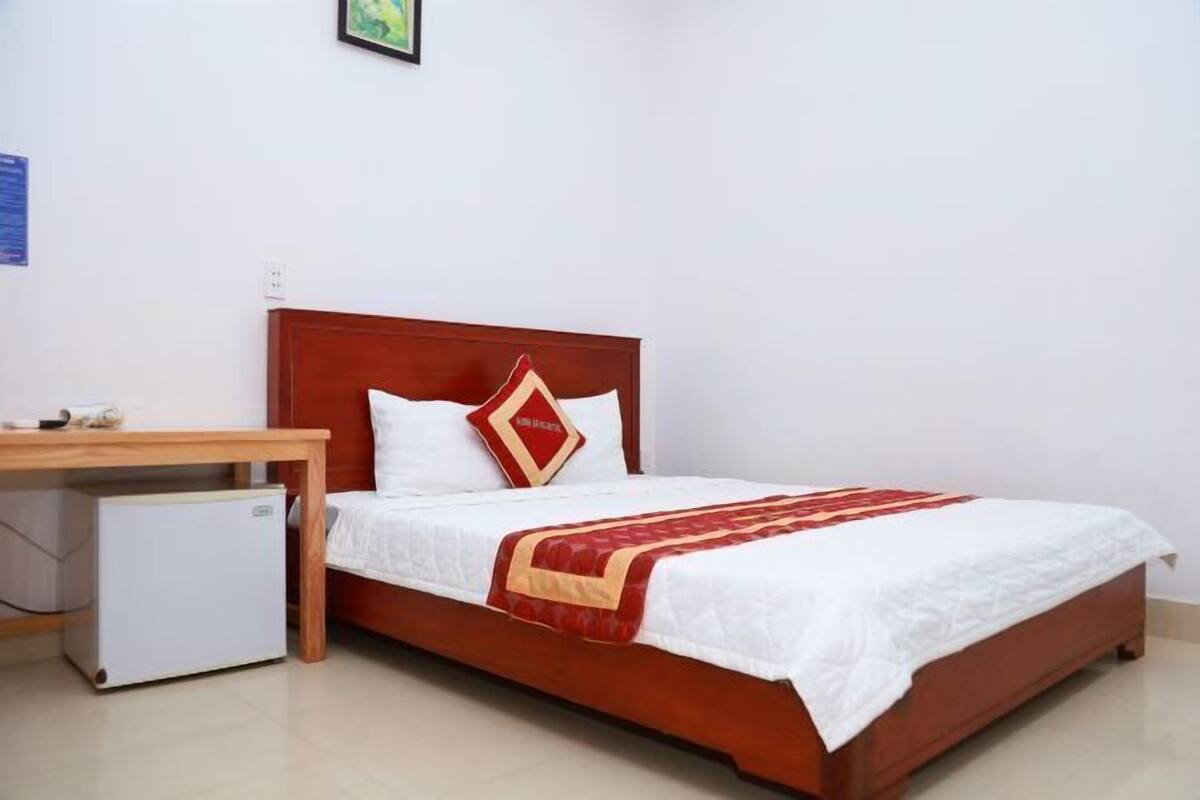 Desk, WiFi (free), bed sheets