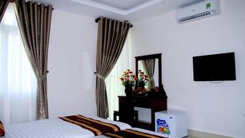 Deluxe Quadruple Room | Desk, free WiFi, bed sheets