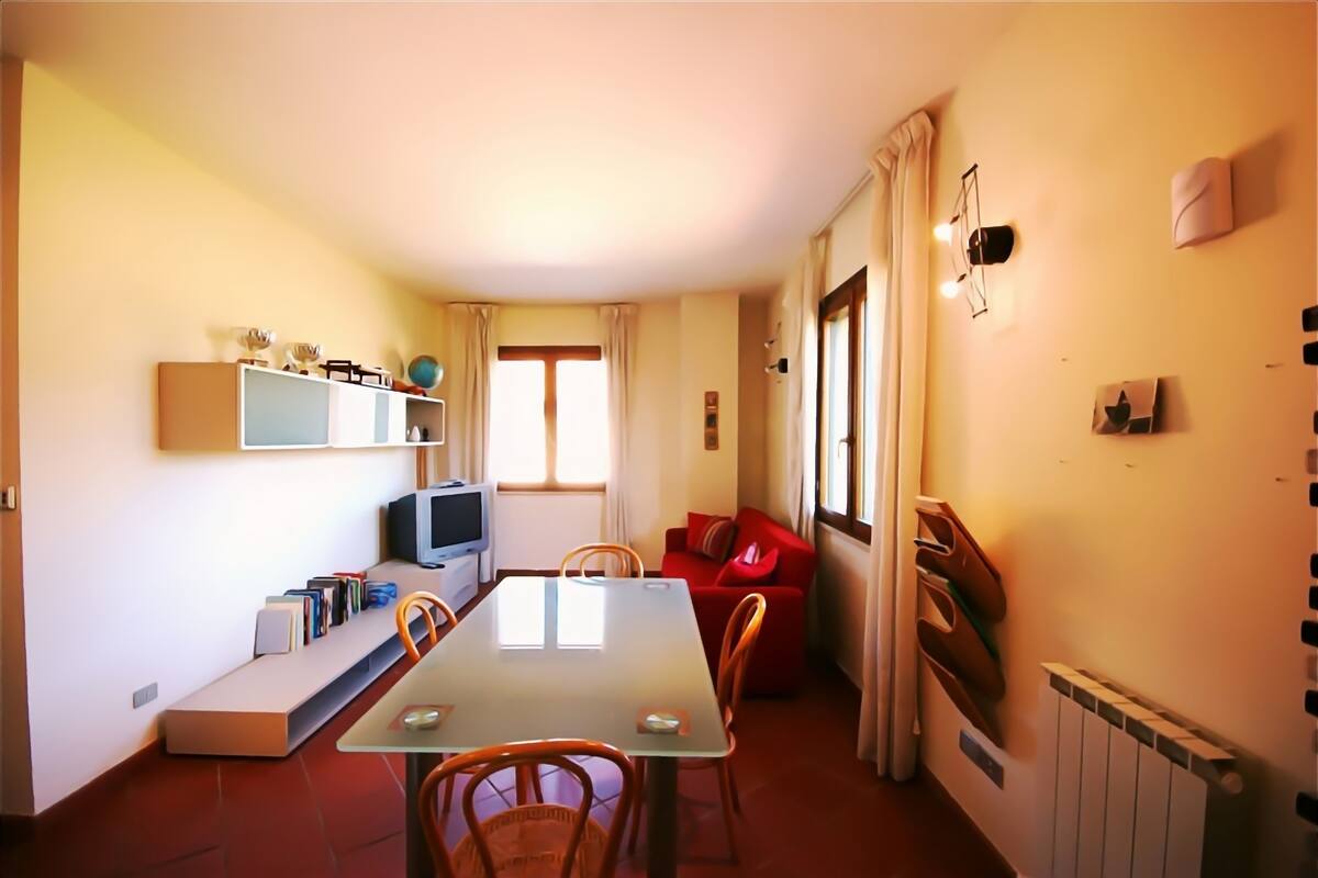 Apartamento, 2 quartos (First Floor) | Sala de estar | TV