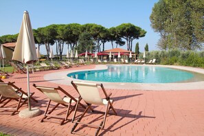 Piscine extérieure (ouverte en saison), parasols de plage