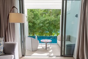 Garden with Pool | 테라스/파티오