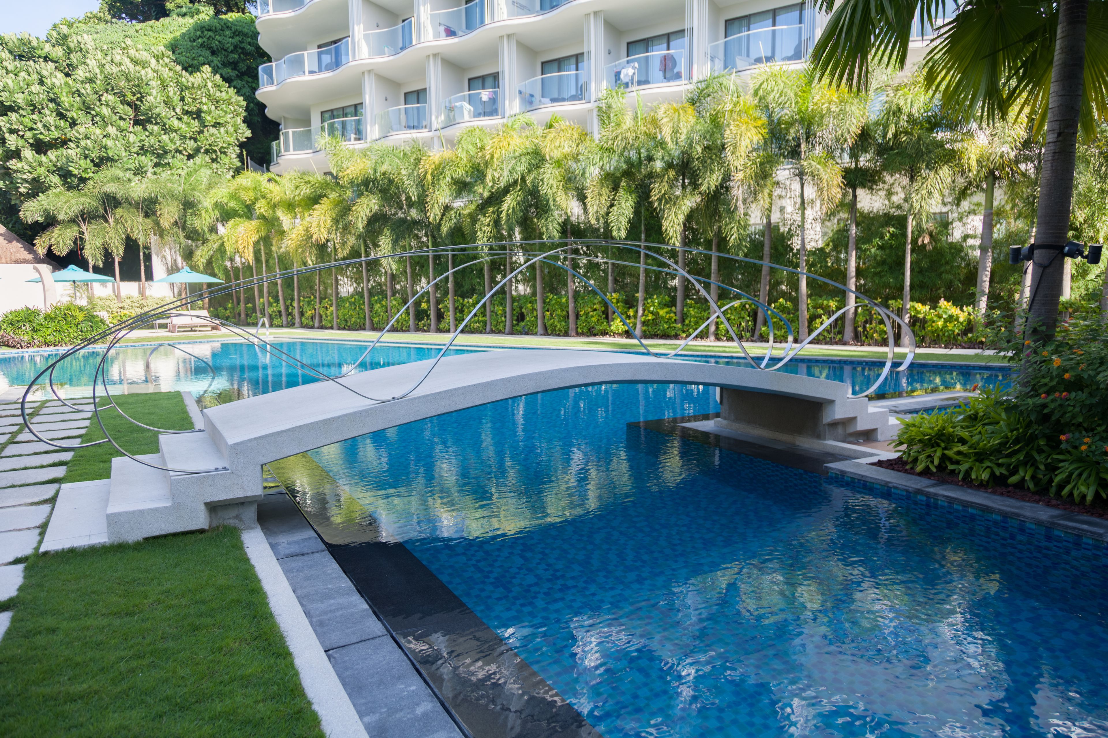 3 outdoor pools, open 7:00 am to 10:00 pm, pool umbrellas, pool loungers