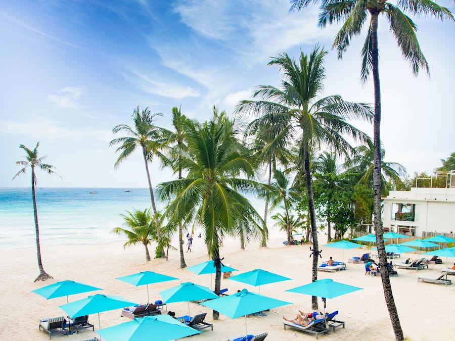 Aan het strand, wit zand, strandlakens