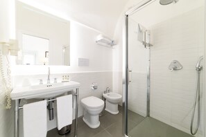Ducha, artículos de higiene personal gratuitos, secador de pelo y bidé