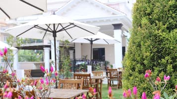 Melayani sarapan, makan siang, makan malam; dengan pemandangan taman
