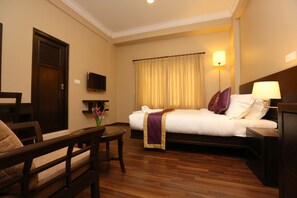 Sengetøy av topp kvalitet, minibar, safe på rommet og skrivebord