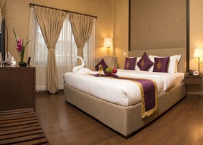 Sengetøy av topp kvalitet, minibar, safe på rommet og skrivebord