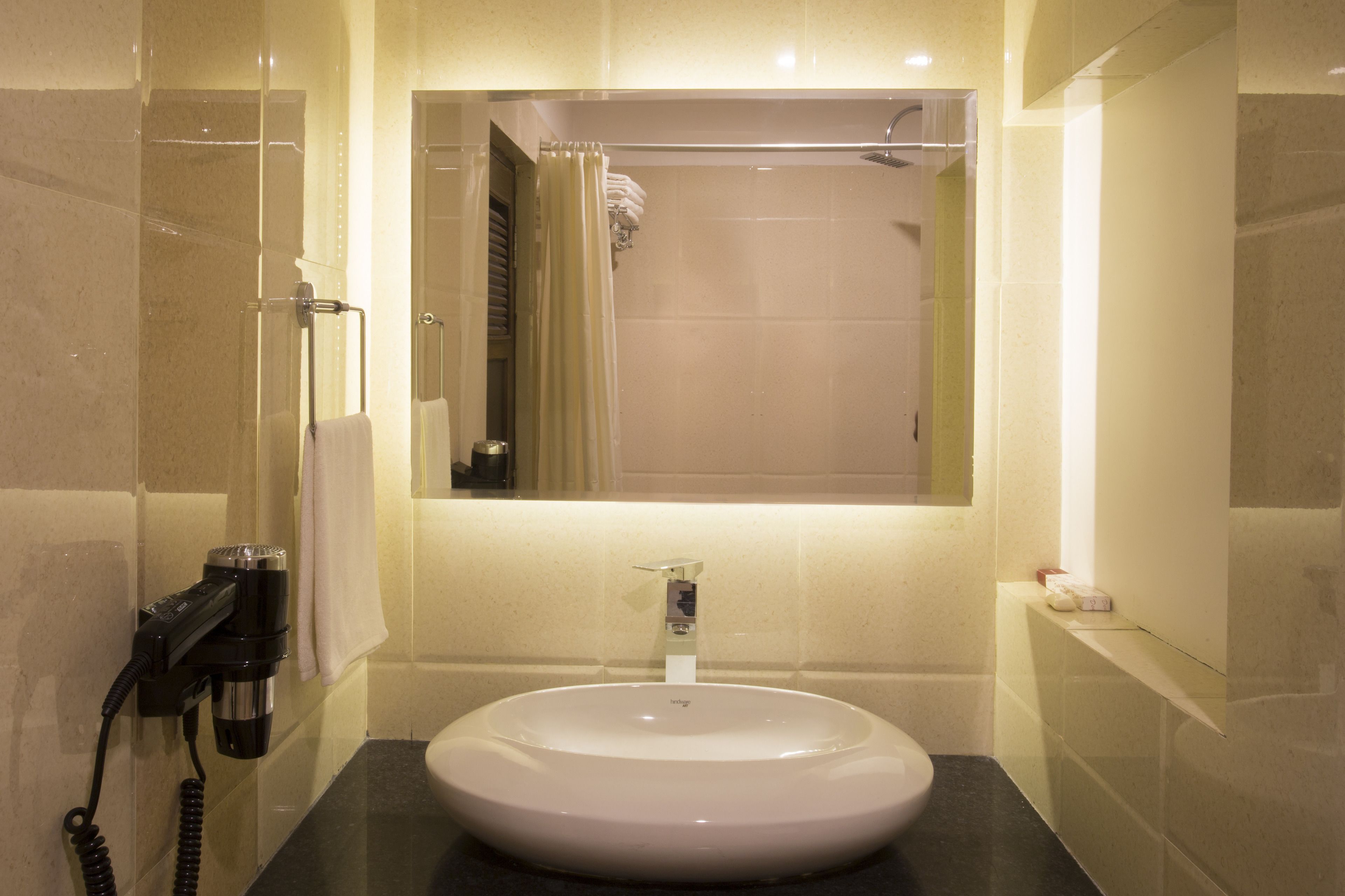 rainfall showerhead, free toiletries, slippers, towels