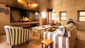 Mosselkraker  | Living area - Sandpiper Guest Cottages (Boggoms Bay)