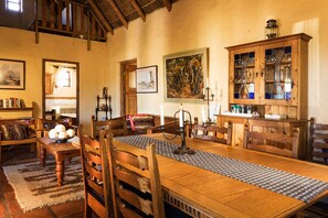 Voorhuis | In-room dining