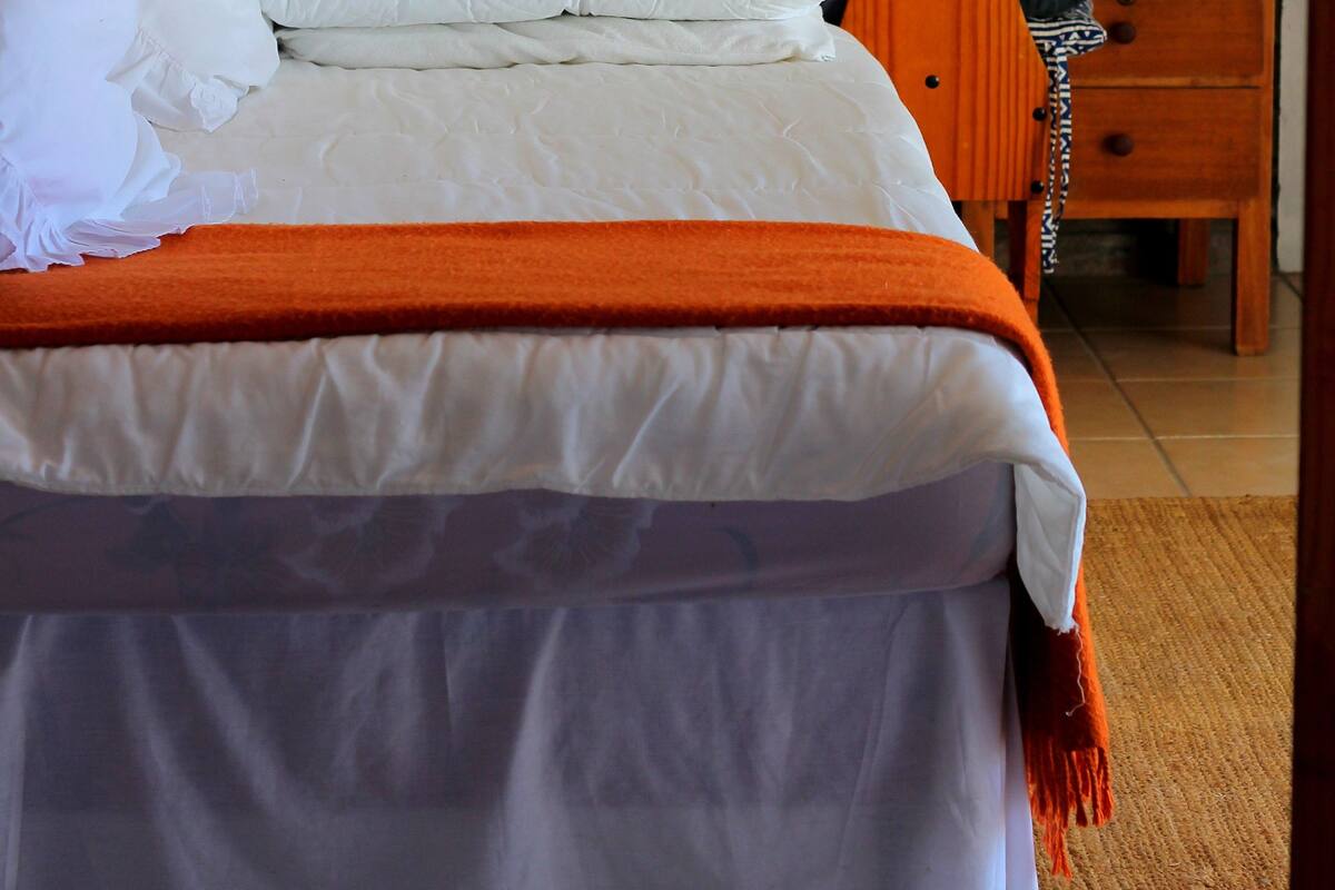 Ropa de cama de alta calidad y caja de seguridad en la habitación 