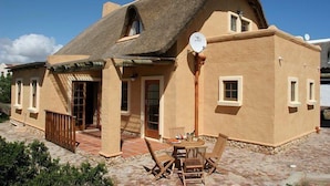 Premium bedding, in-room safe, iron/ironing board - Sandpiper Guest Cottages (Boggoms Bay)
