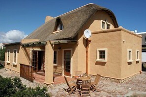 Premium bedding, in-room safe, iron/ironing board - Sandpiper Guest Cottages (Boggoms Bay)