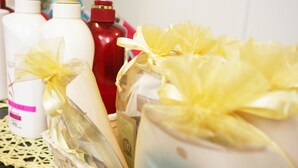 A display of toiletries and gift items, including bottles and wrapped gifts, arranged on a table. - Hotel Dessert Hills - Adults only (Kyoto)