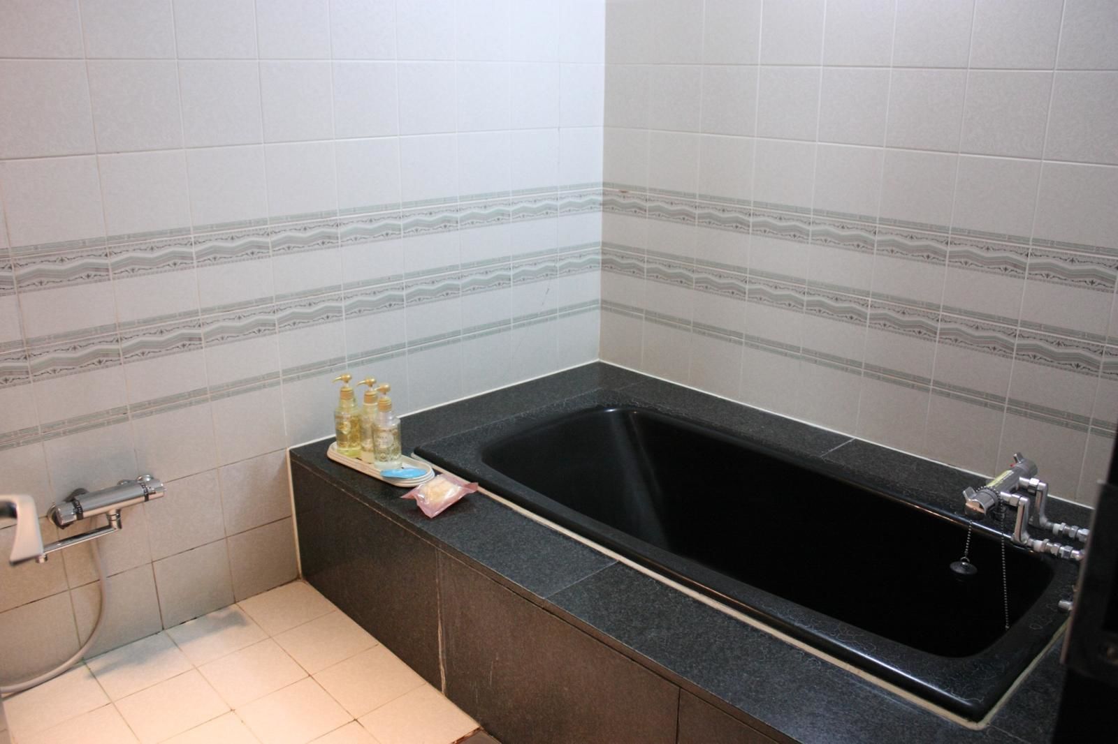 Deep-soaking bathtub