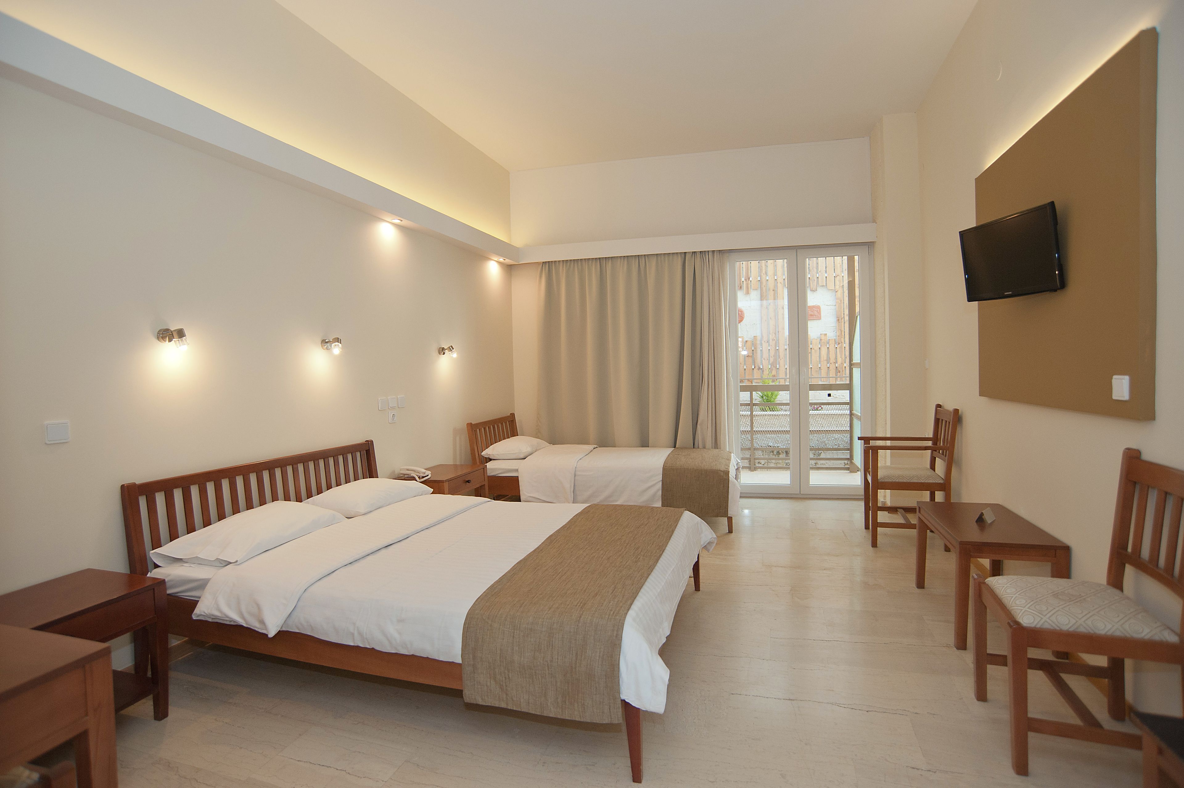 Ropa de cama de alta calidad y caja de seguridad en la habitación 