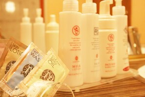 Badewanne und Dusche (separat), kostenlose Toilettenartikel