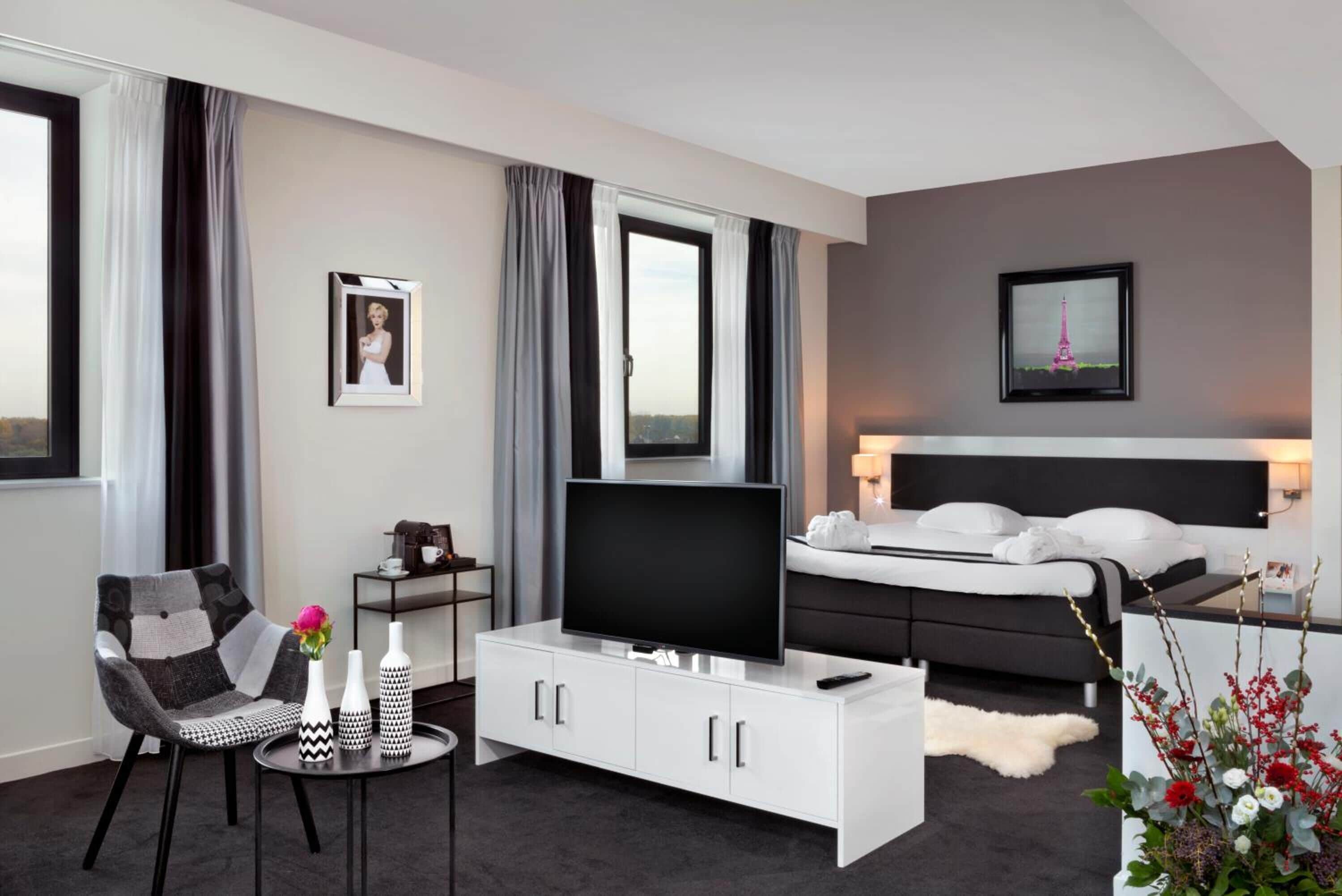 junior suite | 1 bedroom, in-room safe, soundproofing, free wifi
